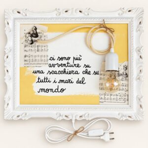 cornice avventura base gialla lampada da parete applique decorativa moderna idea scacchi e musica