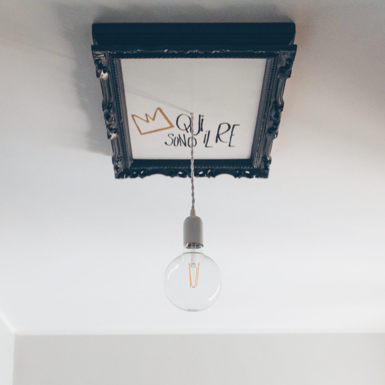 lampadario cornice nera bagno