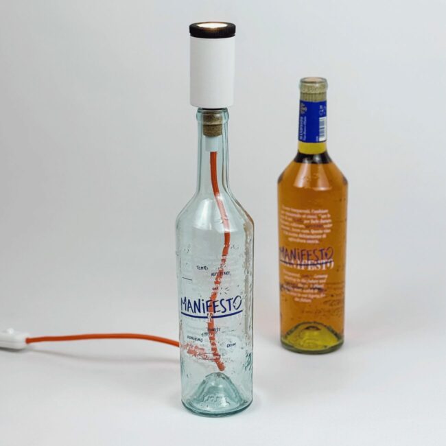 LUCE DA BERE LAMPADA MANIFESTO E VINO