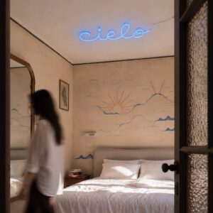 cielo in una stanza scritta luminosa